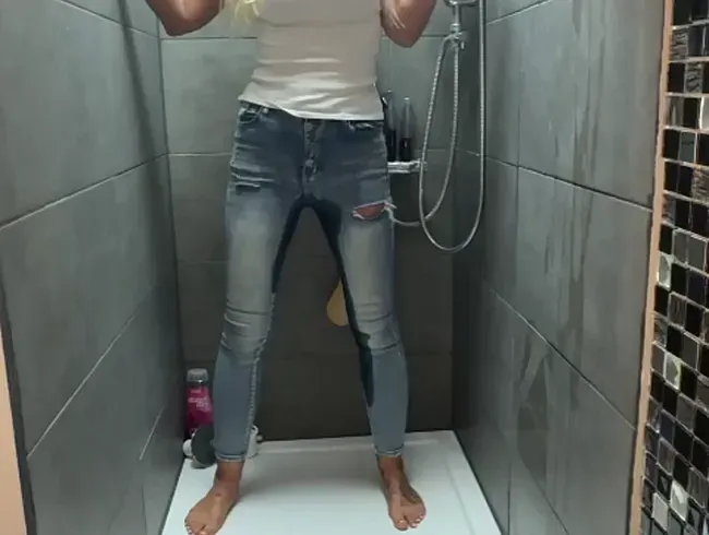 Meine Jeans vollgepisst... wollt ihr mir zusehen wie ich mich voll pisse...